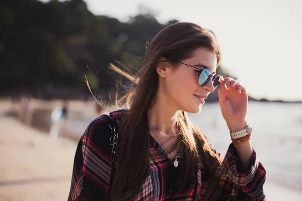 Bliska plaża portret Wesoła Blondynka hipster. Dzikie dziewczyny na plaży latem okulary, hipster dziewczyna styl, modny — Zdjęcie stockowe