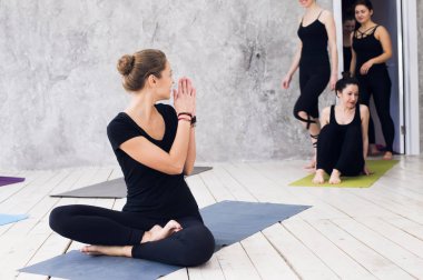 Grup salonunda Yoga yapıyor. Yoga sınıfındaki karşılama. Egzersizleri başlar kapalı