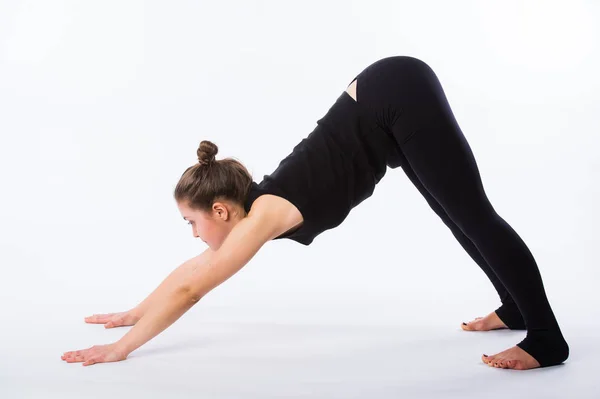 Hälsosam yoga stretching kvinna gör en nedåtgående inför hund. Detta är en del av en serie av olika yogaställningarna av denna modell, isolerad på vit — Stockfoto