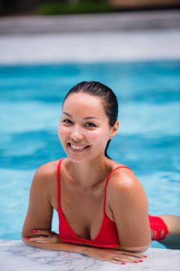 Güzel kadın Yüzme Havuzu Resort genç Asyalı kız mutlu gülümseme tatil tropikal portre rahat