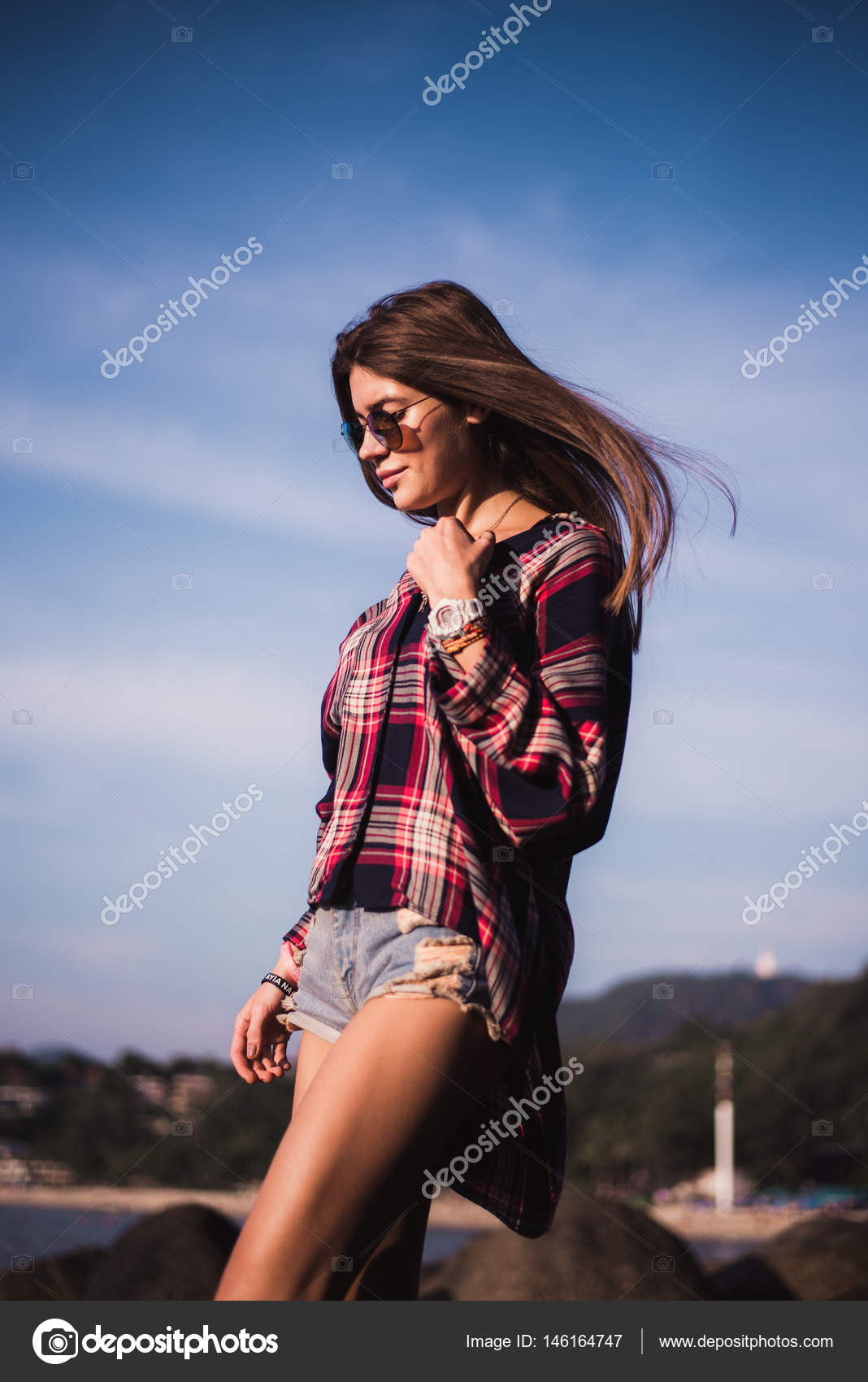 Opschudding Zwerver Doen Sexy Girl in flannel shirt on the rocky beach. Stock Photo by  ©romankosolapov 146164747