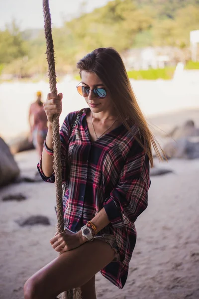 Sevimli kız sahilde poz. O bir ip ve uzakta arıyorum sahiptir. Bir moda mağaza için mükemmel fotoğraf