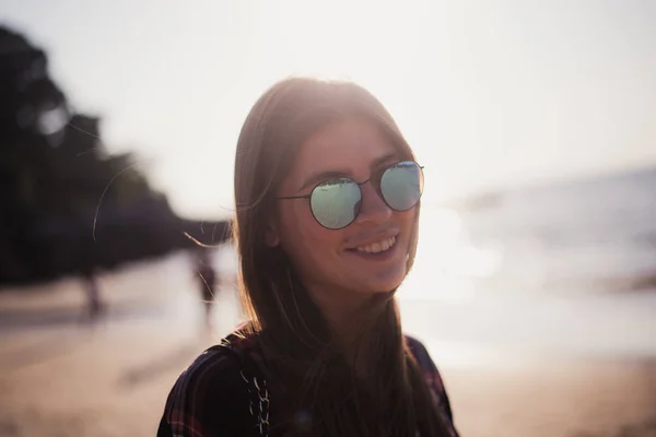 Primer plano retrato de playa de alegre rubia hipster. Chica salvaje en la playa de verano con gafas de sol, estilo chica hipster, de moda — Foto de Stock