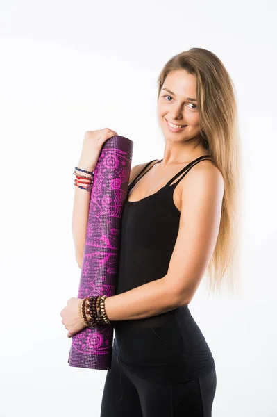 Studio shot di giovane bella donna bionda in possesso di stuoia di yoga e posa pronta per la palestra — Foto Stock