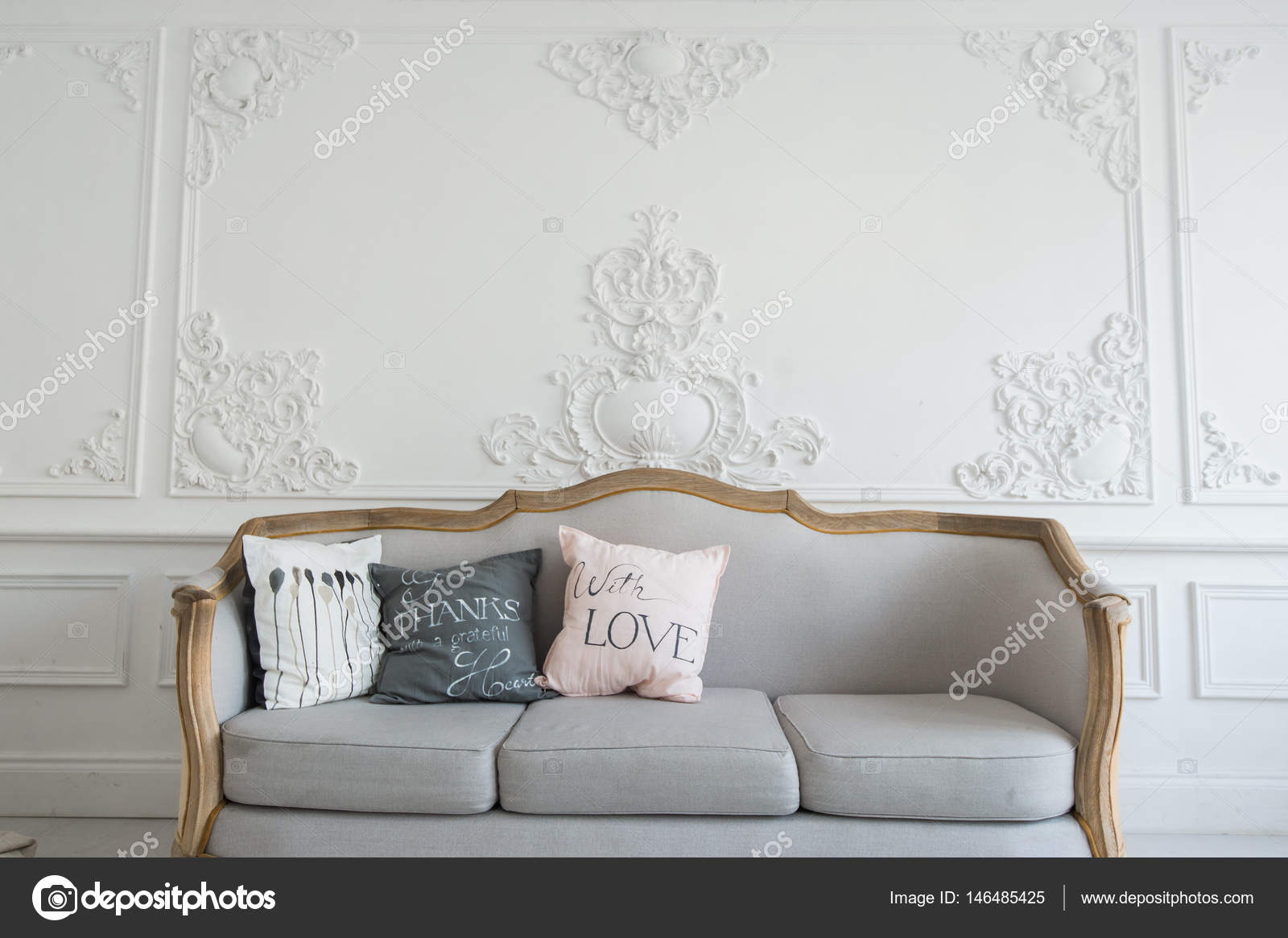Schone Provance Wohnzimmer Mit Sofa Uber Luxus Wand Mit Stuckleisten Dekoriert Stockfoto C Romankosolapov 146485425