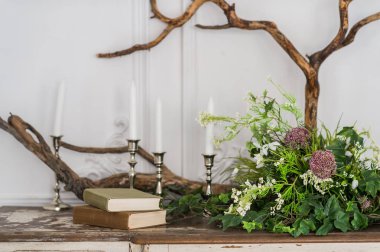 Romantik sonbahar manzara fotoğraf çekimleri için. Eski kitaplar, yeşil dal, mumlar