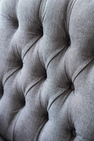 Texture de fond sans couture près d'un canapé gris avec détail bouton sur un tissu épais . — Photo