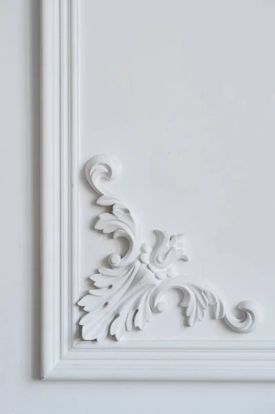 Формование белой стены с геометрической формой и точкой исчезновения. Роскошная белая стена с барельефом и лепниной из рококо — стоковое фото