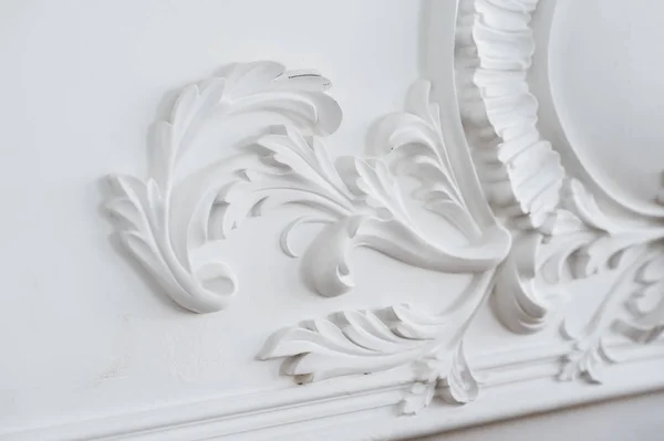 Luxe witte muur ontwerp bas-reliëf met stucwerk lijstwerk roccoco element — Stockfoto