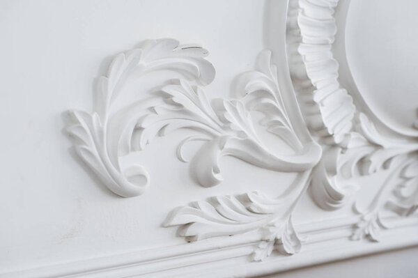 Luxury white wall design bas-relief with stucco mouldings roccoco element