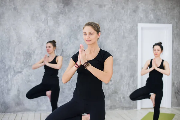 Fitness, sport, yoga och hälsosam livsstilskoncept. Närbild av människor mediterar stående på ett ben — Stockfoto