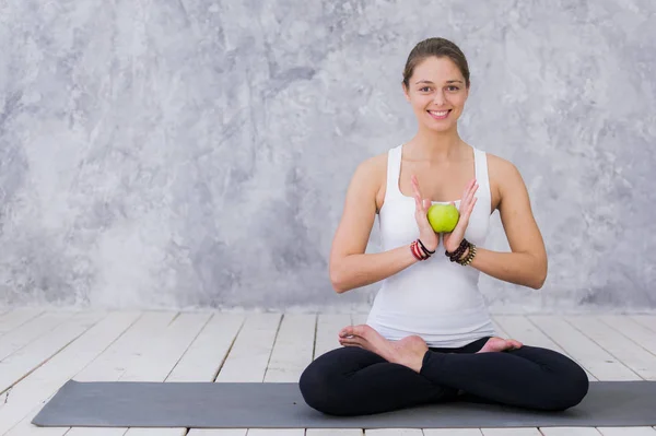 Girl is engaged in yoga on a white background, concept of healthy lifestyle, healthy eating and sport, apples — Stock Photo, Image