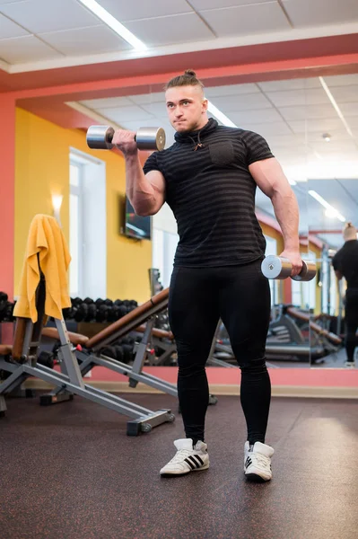 Az erős ember az edzőteremben csinál a kétfejű izom gyakorlatok — Stock Fotó