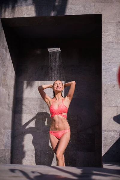 Atrakcyjny, sexy kobieta pod prysznicem na zewnątrz w pobliżu basenu w hotelu luxury resort — Zdjęcie stockowe