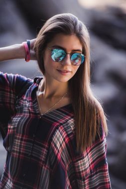 Açık moda şık genç bayan, şık görüntüsü. Yaşam tarzı zarif glamour gömlek elbise ve vintage güneş gözlüğü takmış çarpıcı hippi kız portresi