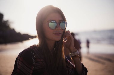 Neşeli sarışın hipster plaj portre kadar kapatın. Güneş gözlüğü, hippi kız stil, trendy yaz sahilde vahşi kız