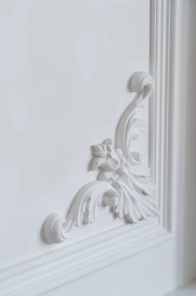 하얀 벽 이 기하학적 인 형태와 사라지는 지점으로 형태를 갖추고 있습니다. 고급 흰색 벽 디자인 돌 코 요소와 얕은 돋을새김 — 스톡 사진