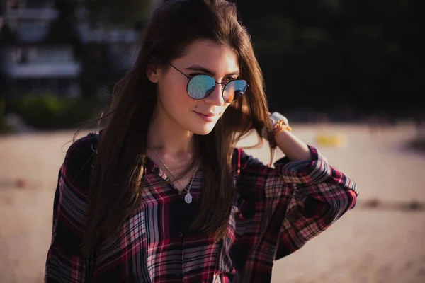 Närbild av beach porträtt av glada blond hipster. Vild tjej på sommar strand med solglasögon, hipster flicka stil, trendiga — Stockfoto