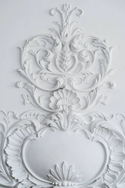 Baixo relevo de design de parede branca de luxo com molduras de estuque elemento rococó — Fotografia de Stock
