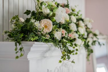 Fıstıklı dallarında Ruscus, karanfil, gül, Brunei, dalı Hypericum meyveleri dalları ile çiçek aranjmanı. Düğün kavramı