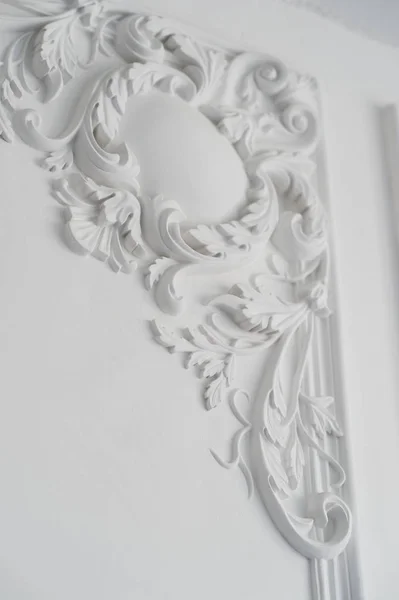 하얀 벽 이 기하학적 인 형태와 사라지는 지점으로 형태를 갖추고 있습니다. 고급 흰색 벽 디자인 돌 코 요소와 얕은 돋을새김 — 스톡 사진