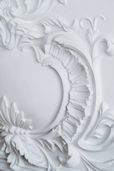 Lyx vit vägg design Relief med stuckatur lister Wooded element — Stockfoto