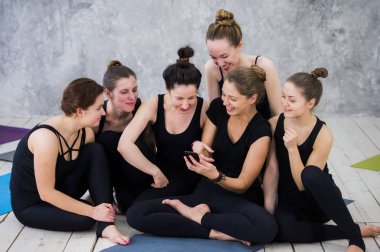 Egzersiz, sınıf, grup arkadaşıyla telefonda izlerken, molası yogi kız gülümseyerek