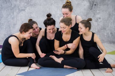 Egzersiz, sınıf, grup arkadaşıyla telefonda izlerken, molası yogi kız gülümseyerek