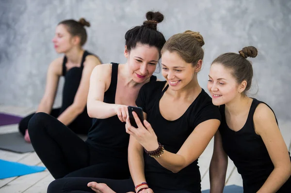 Classe di yoga di allegri amici millenari persone prende un selfie — Foto Stock