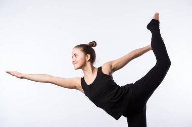 Çekici kadın ayakta yay poz Yoga yapıyor