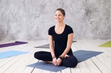 Kadın meditasyon yoga stüdyosu, pratik