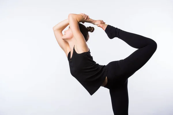 Atractiva mujer haciendo arco de pie Yoga Pose — Foto de Stock