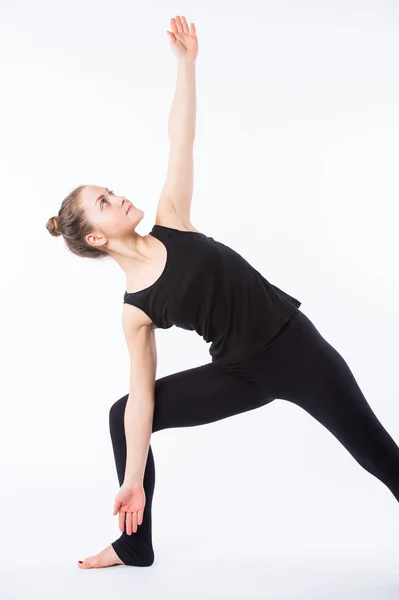 Ung kvinna krigare yogaställning. Detta är en del av en serie av olika yogaställningarna av denna modell, isolerad på vit — Stockfoto