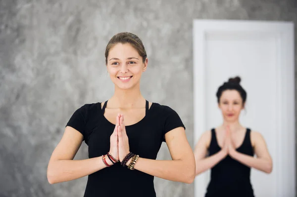 Group of people in a yoga class looking very happy — Stock Photo, Image