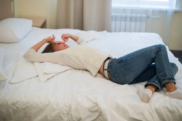 Mujer joven durmiendo en el sofá en la sala de estar — Foto de Stock