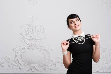 İnci kolye lüks iç güzel retro kadınla