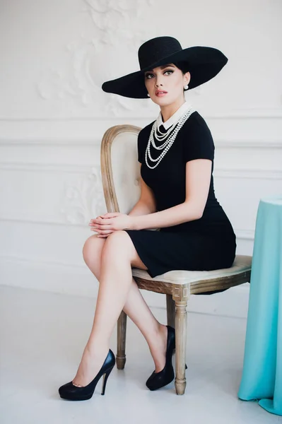 https://st3.depositphotos.com/4792129/14821/i/450/depositphotos_148210309-stock-photo-elegant-woman-in-black-dress.jpg