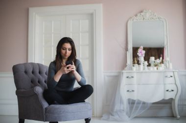 güzel Bayan bir koltukta otururken onu laptop çalışma