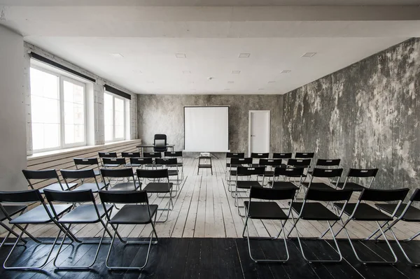 Άδεια σύγχρονη τάξη με μαύρες καρέκλες οθόνη προβολής — Φωτογραφία Αρχείου