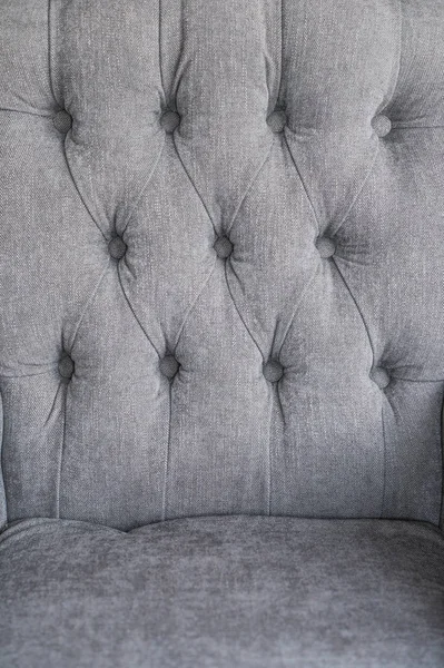 Texture de fond sans couture près d'un canapé gris avec détail bouton sur un tissu épais . — Photo