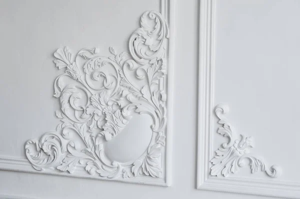 Stampaggio a parete bianca con forma geometrica e punto di fuga. Bassorilievo di design bianco di lusso con modanature in stucco elemento roccocco — Foto Stock