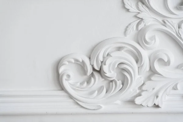 Luxury white wall design bas-relief with stucco mouldings roccoco element — Stock Photo, Image