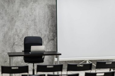 Modern üniversite grup Oda beyaz masa ve sandalyeler ile çalışma