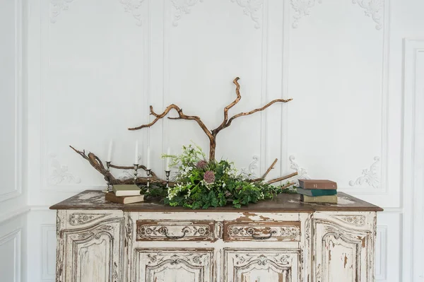 Commode vintage antigo branco com plantas e decoração de lã artesanal — Fotografia de Stock