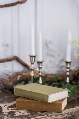 Romantik sonbahar manzara fotoğraf çekimleri için. Eski kitaplar, yeşil dal, mumlar