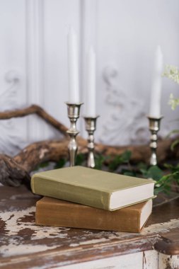 Romantik sonbahar manzara fotoğraf çekimleri için. Eski kitaplar, yeşil dal, mumlar