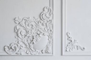Geometrik şekilli beyaz duvar kalıbı ve kaybolma noktası. Lüks beyaz duvar tasarımı, alçı döşeme, roccoco elementi.