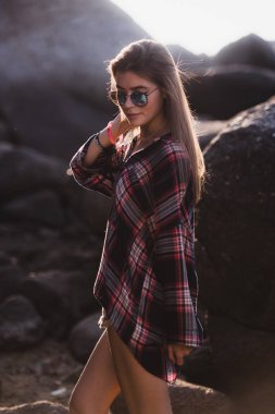 Açık moda şık genç bayan, şık görüntüsü. Yaşam tarzı zarif glamour gömlek elbise ve vintage güneş gözlüğü takmış çarpıcı hippi kız portresi