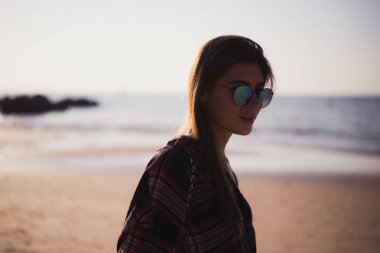 Neşeli sarışın hipster plaj portre kadar kapatın. Güneş gözlüğü, hippi kız stil, trendy yaz sahilde vahşi kız