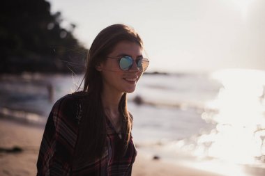 Neşeli sarışın hipster plaj portre kadar kapatın. Güneş gözlüğü, hippi kız stil, trendy yaz sahilde vahşi kız